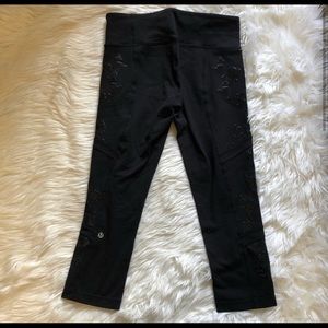 Lululemon • Black on black cropped leggings tights